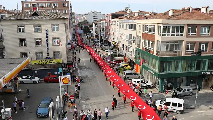 Cumhuriyetin 100. yılında 1919 metrelik dev bayrak yürüyüşü