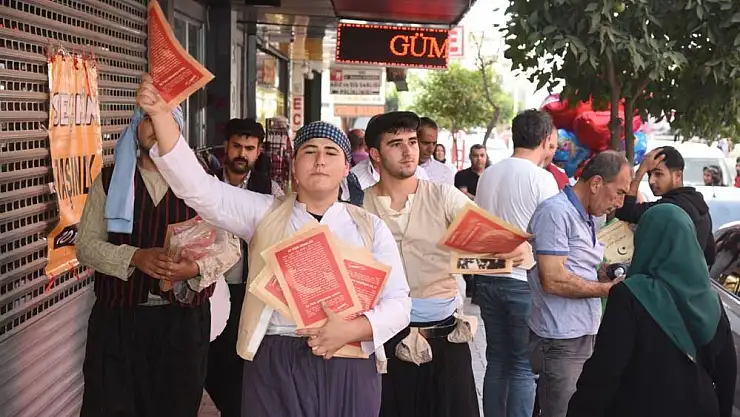 Osmaniye'de vatandaşlara, 'Cumhuriyet Mecmuası' dağıtıldı