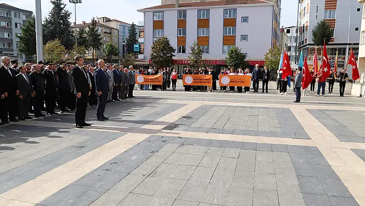 19 Mayıs ilçesinde çelenk sunma töreni düzenlendi