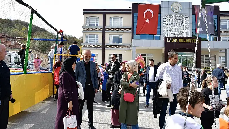 Ladik'te Cumhuriyet Bayramı dolayısıyla çelenk sunma törene düzenlendi