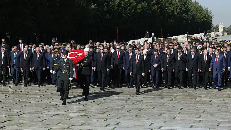 Devlet erkanı Atatürk'ün yanında