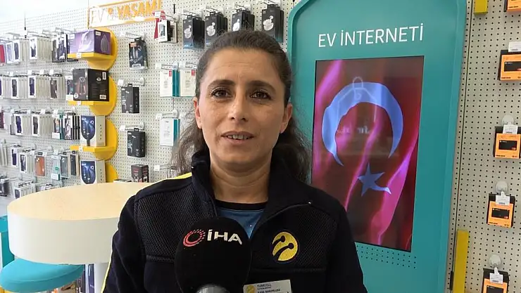 Yere düşen ay yıldızlı balonu kaldırdı