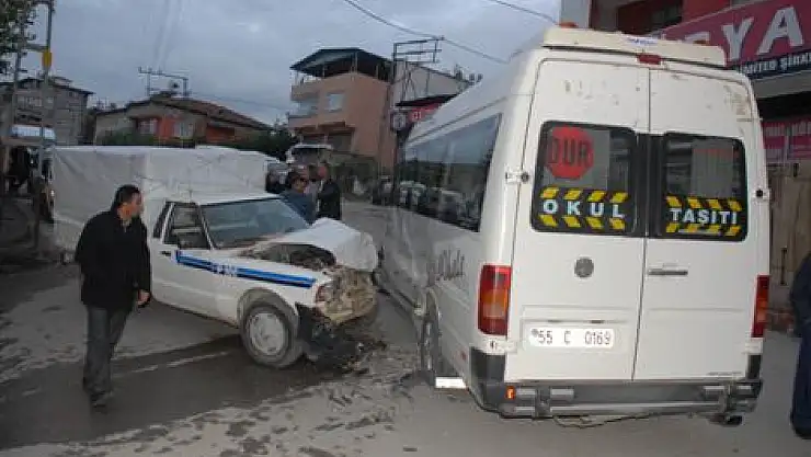 Kamyonet Öğrenci Servisine Çarptı: 4 Yaralı