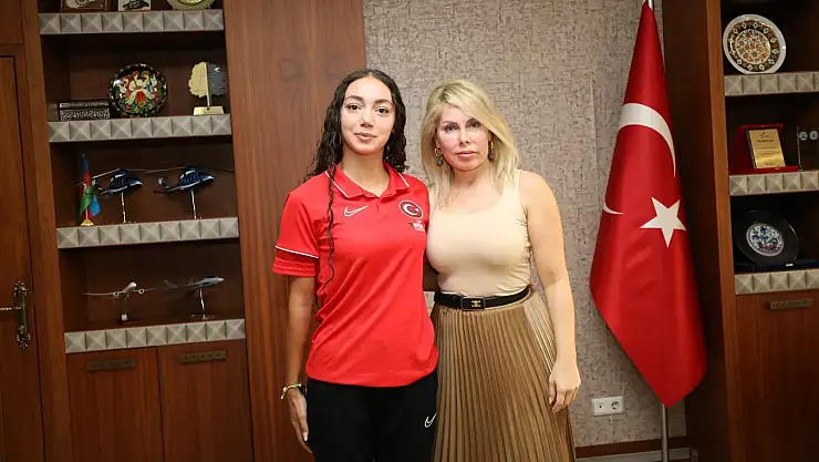 Rektör Özkan, altın madalyalı Selinay Tuğçe Kır ile bir araya geldi