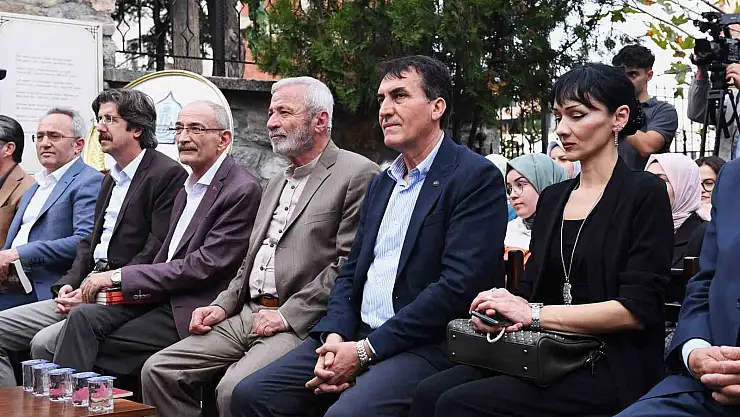 İçerisinde 700 yıllık şiir'de var