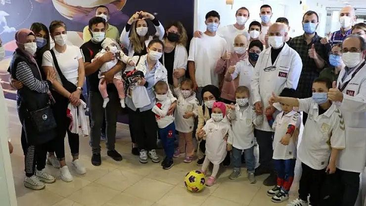 Samsunsporlu futbolculardan çocuklara