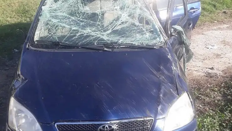 Otomobil kavşakta takla attı