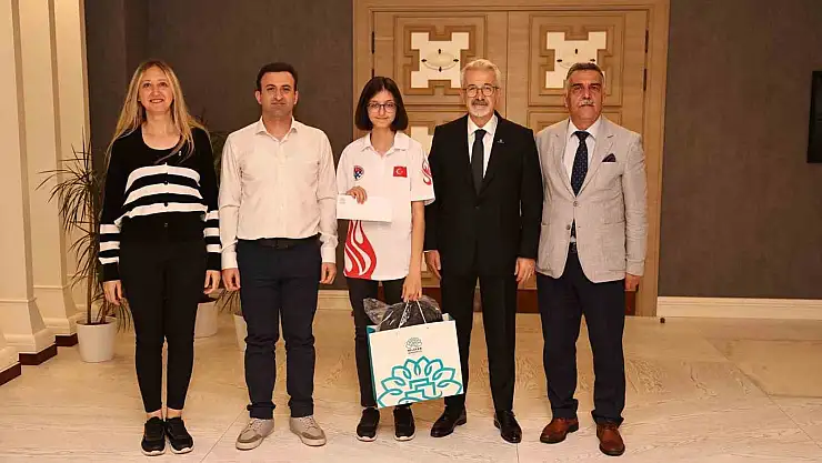 Şampiyonluk sevinçlerini Başkan Erdem'le paylaştılar