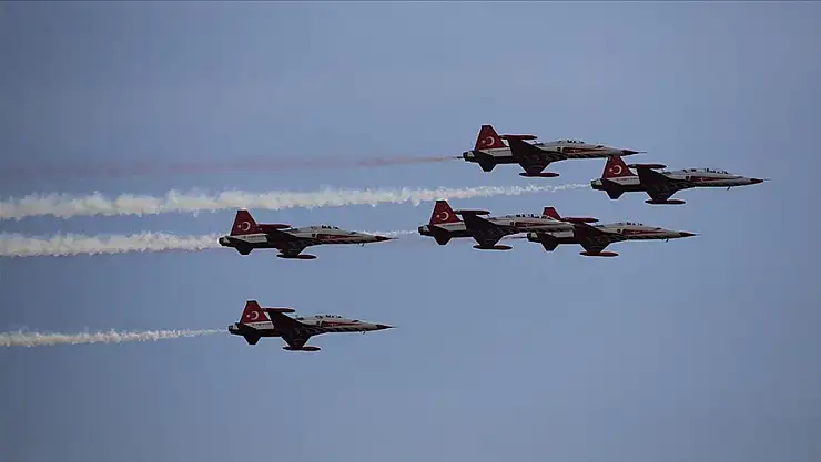 Türk Yıldızları Antalya semalarında gösteri uçuşu yaptı