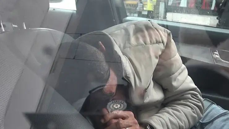 Aracının Direksiyonunda Sızıp Kaldı