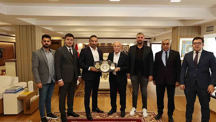 Başkan Sekmen şampiyon boksör Fırat Arslan'ı ağırladı