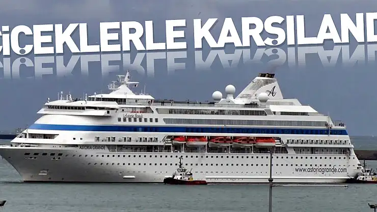 Kruvaziyer gemisi çiçeklerle karşılandı