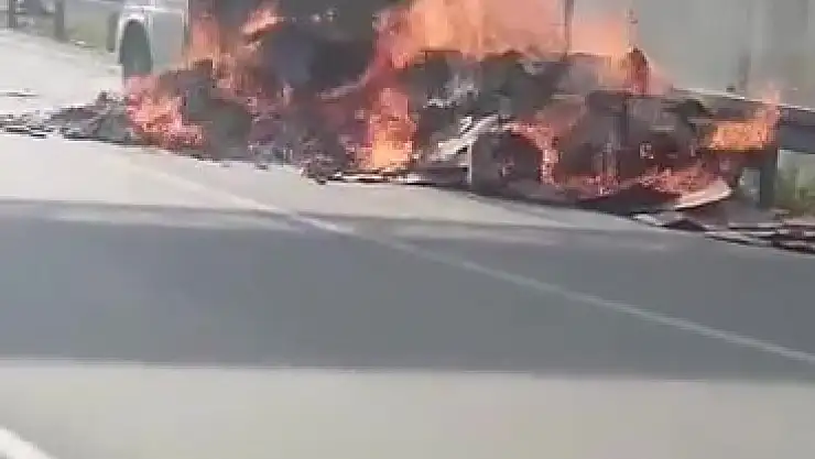 Atık karton yüklü pikap alev aldı