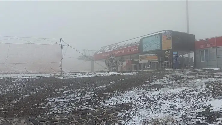 İç Anadolu'nun zirvesi Erciyes'te kar yağışı etkili oluyor