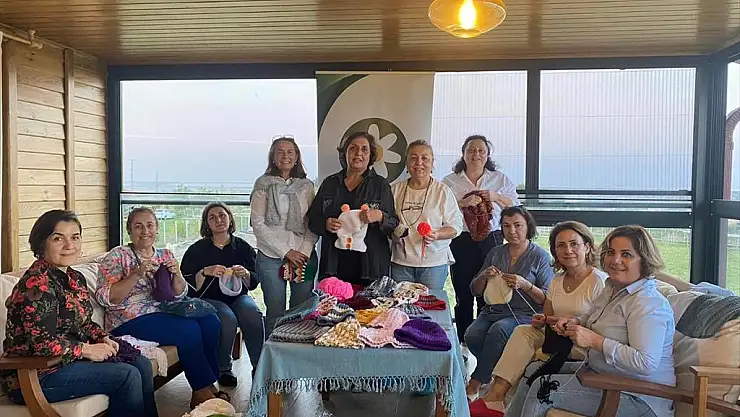 Çocuklar için yelek örüyorlar