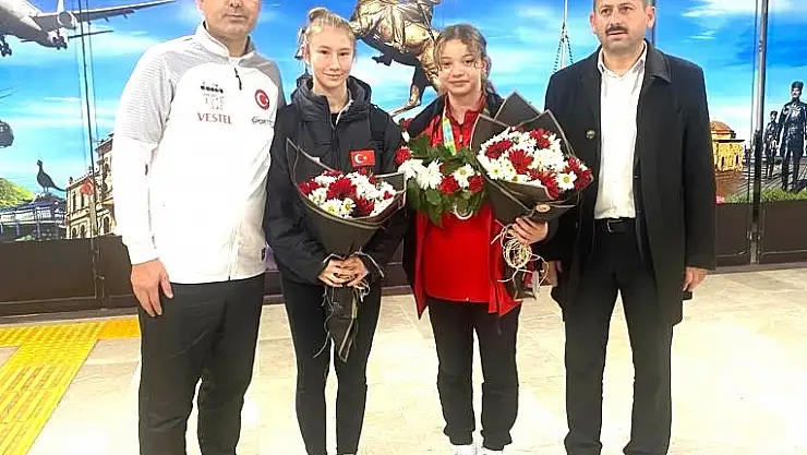 Gümüş madalya kazanan milli cimnastikçiler çiçeklerle karşılandı