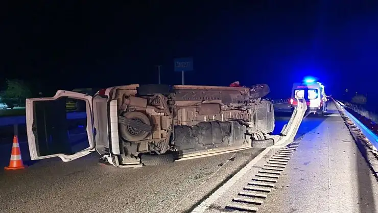 Minibüs ile otomobil çarpıştı