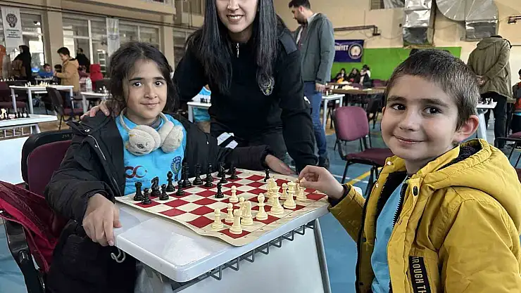 Yüksekova'da 100 öğrenci satranç turnuvasında