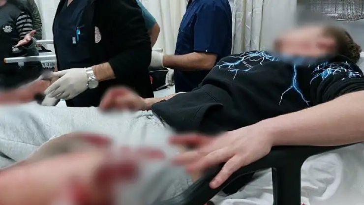 Bıçaklı saldırıda 2 arkadaş hastanelik oldu