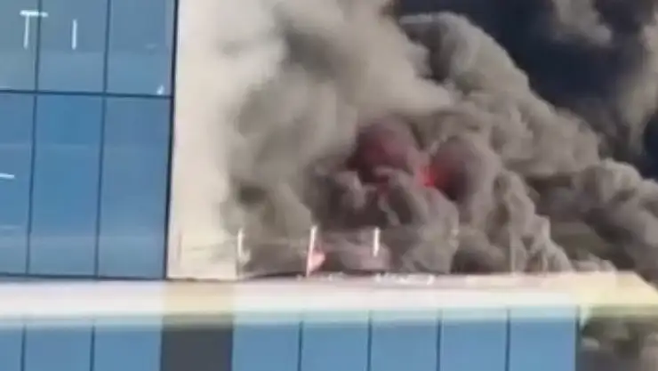 Alevler içinden vinçle kurtarıldı