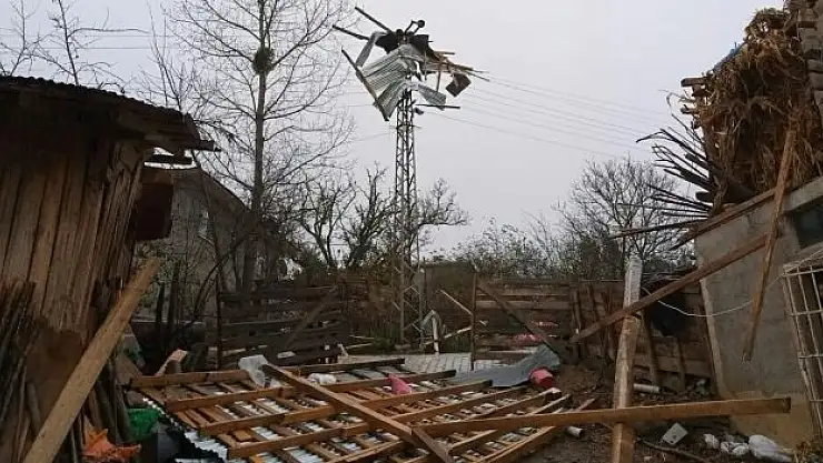 Şiddetli rüzgar çatıları uçurdu