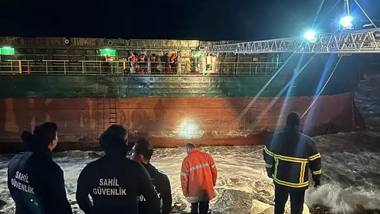 Yük gemisi karaya oturdu
