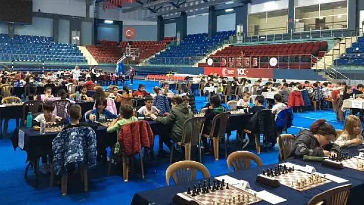 218 sporcu satranç masasına oturdu