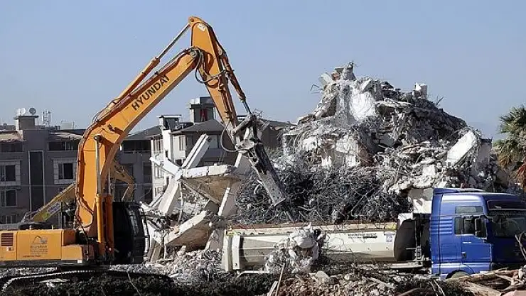 Depremlerden etkilenen bazı il ve ilçelerdeki 'mücbir sebep hali' uzatıldı