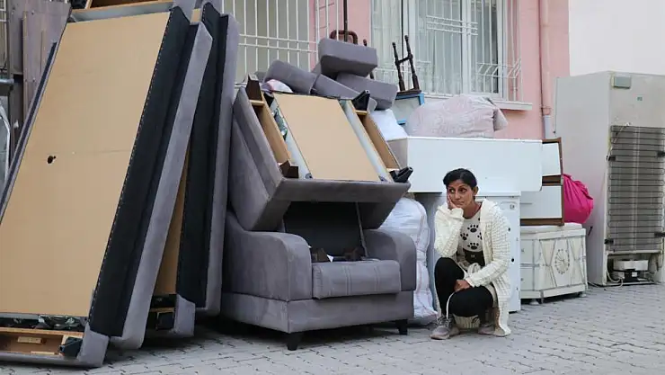 Kış günü eşyaları ile sokağa atıldı