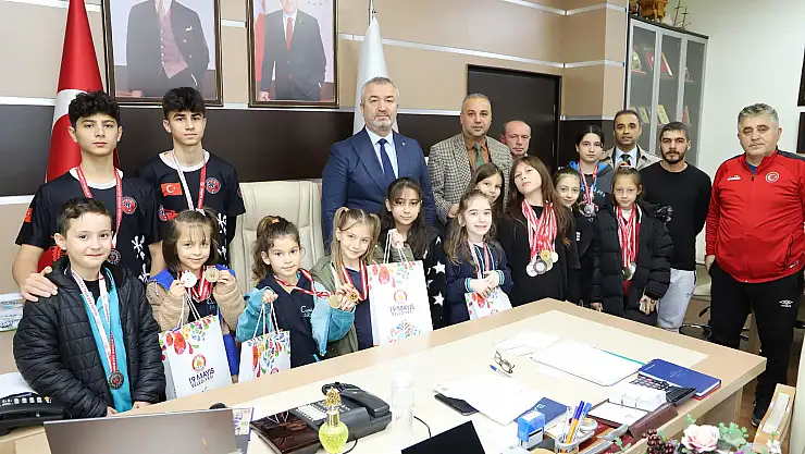 Başarılı sporculardan Başkan Topaloğlu'na ziyaret