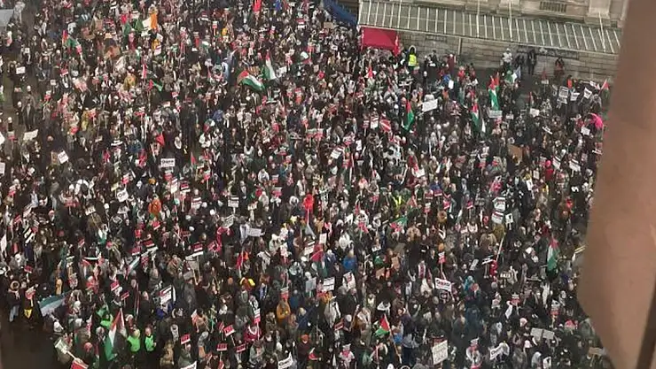 Londra'da on binlerce kişiden Filistin'e destek protestosu