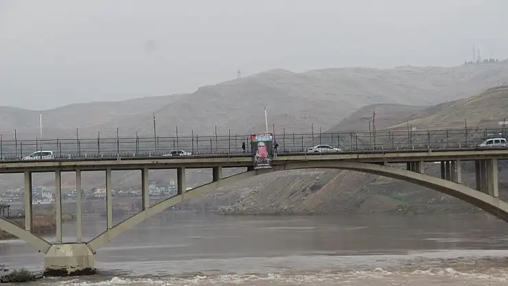 Cizre'de köprüye Ebu Ubeyde'nin posteri asıldı