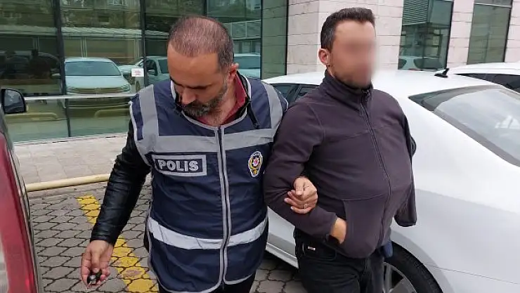 Sırtından bıçakladı