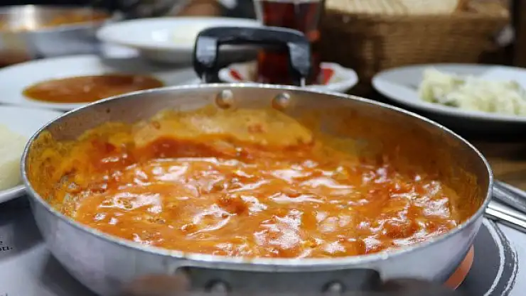 'Menemen soğanlı ve soğansız değil kaymaklı yenir'
