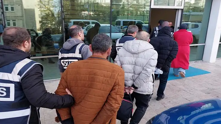 53 kişiyi dolandırmışlar!