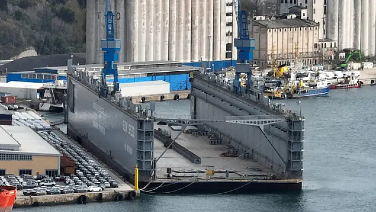 Dev Yüzer Havuz Haydarpaşa Limanı'nda