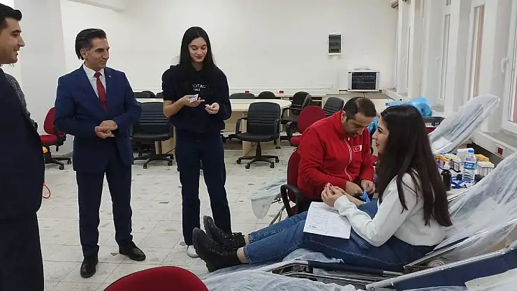 Kızılay Bağış Standı Açtı