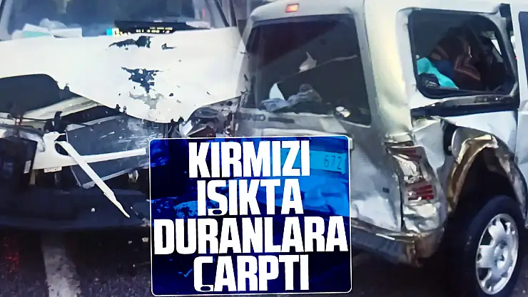 Kırmızı ışıkta duranlara çarptı