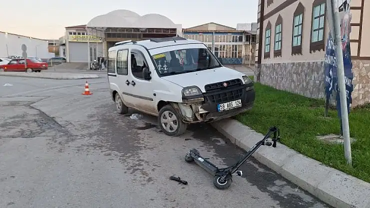 Hafif ticari araçla scooter çarpıştı