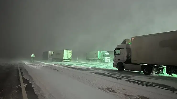 Kar yağışı ulaşımı engelledi