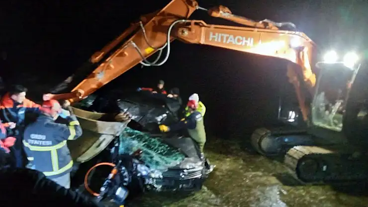 Dereye uçan çift hayatını kaybetti