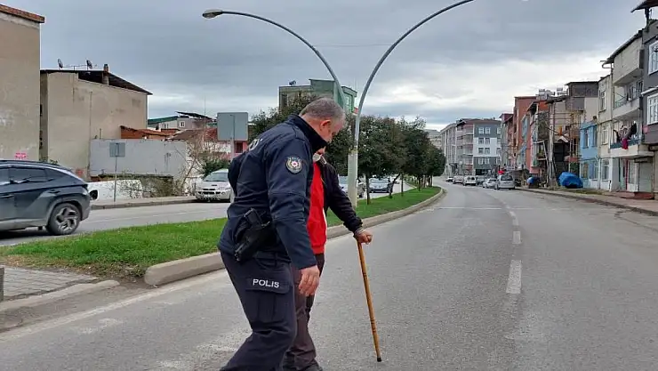Polis engelli vatandaşın yardımına  koştu