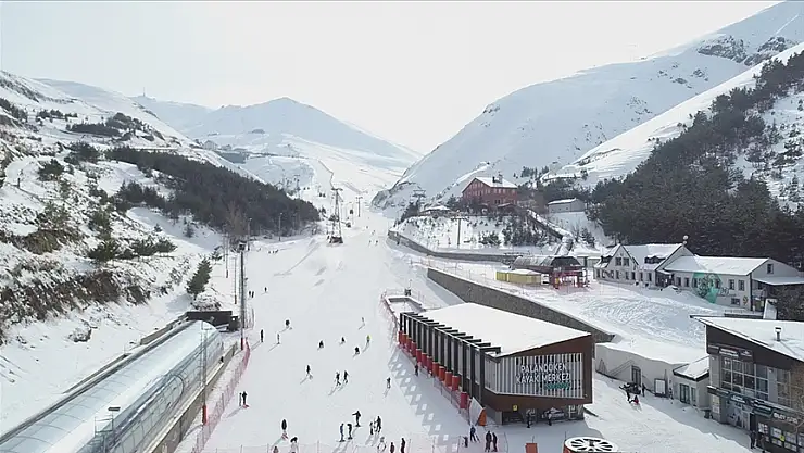 Kayak merkezlerinde kar kalınlığı 143 santimetre