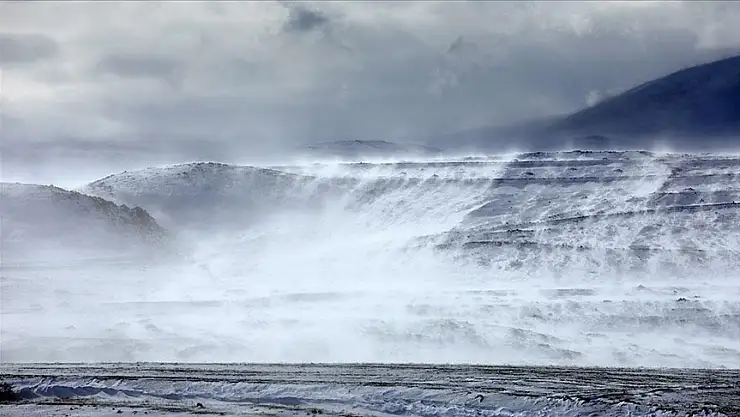 Aras Dağları'nda 'kar şelalesi'