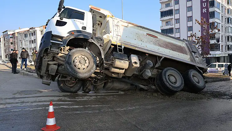 Yol çöktü kamyon çukura düştü