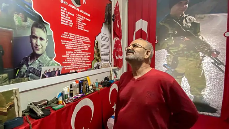 Şehit Oğluyla Odasında Dertleşiyor