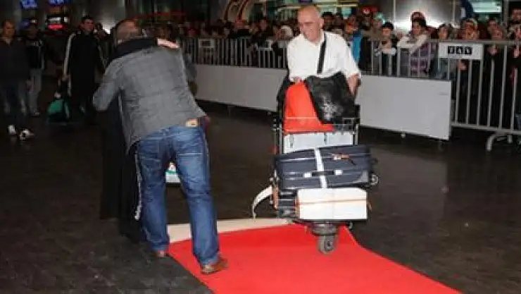 Türkiye'ye dönen hacılara kırmızı halılı karşılama
