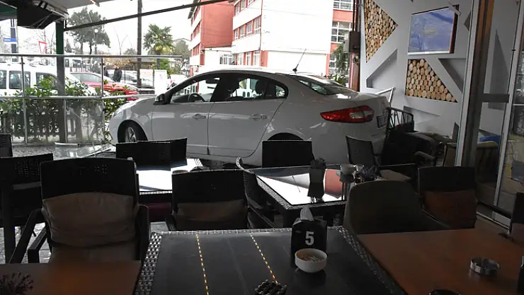 Otomobilin kafeye girdi