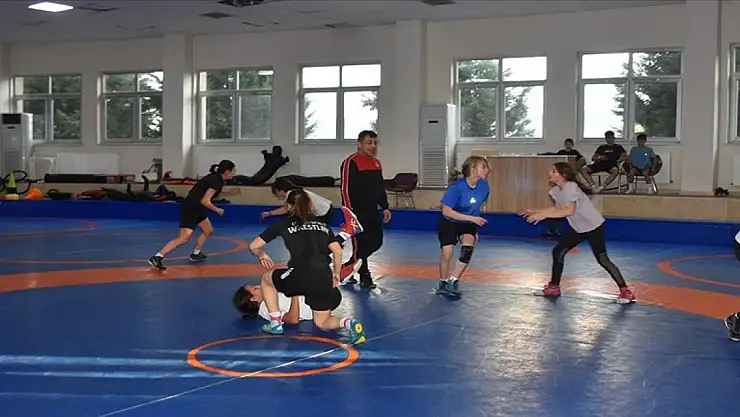 Güreşçi kızlar, şampiyonluklar hedefliyor
