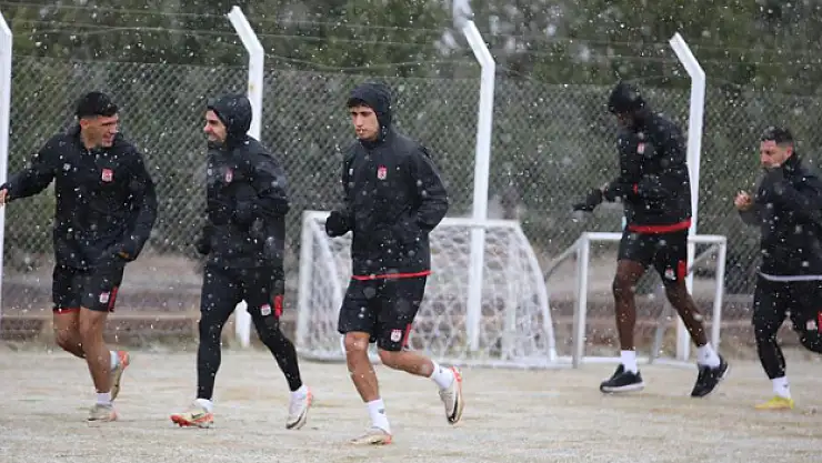 Sivasspor Samsunspor için kar altında çalıştı